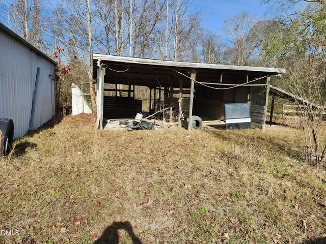 a view of house with backyard