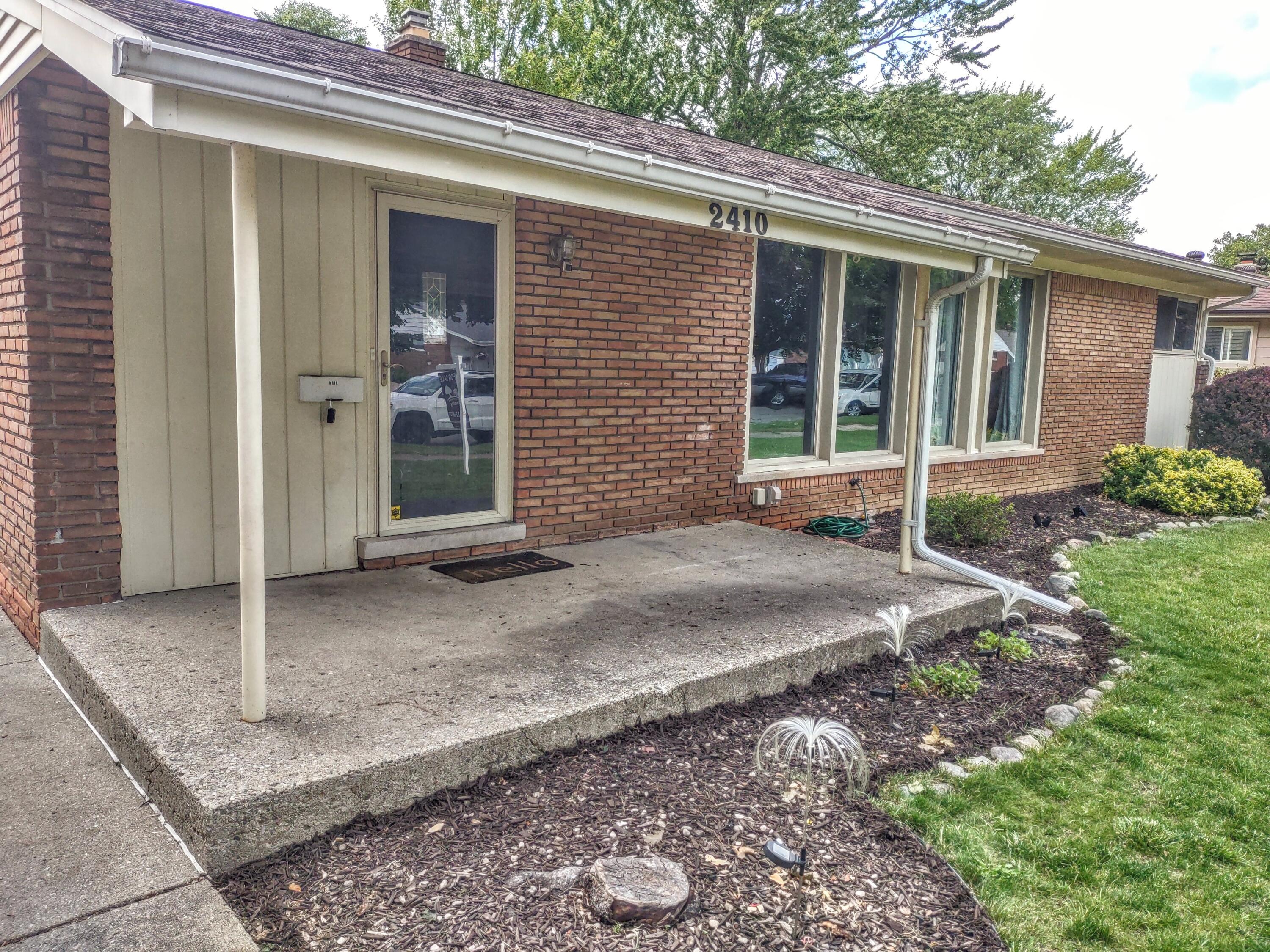 2410 Middlefield Road Trenton, MI 48183 - Photo 4 of 44 02 - Porch