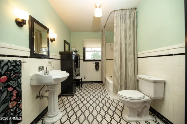 a view of empty room with front door