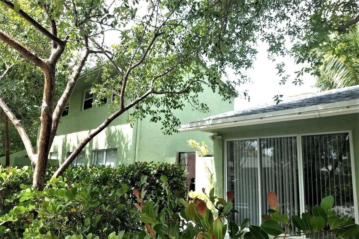 101 Coventry Street Boca Raton, FL 33487 - Photo 3 of 18 a backyard of a house with lots of green space