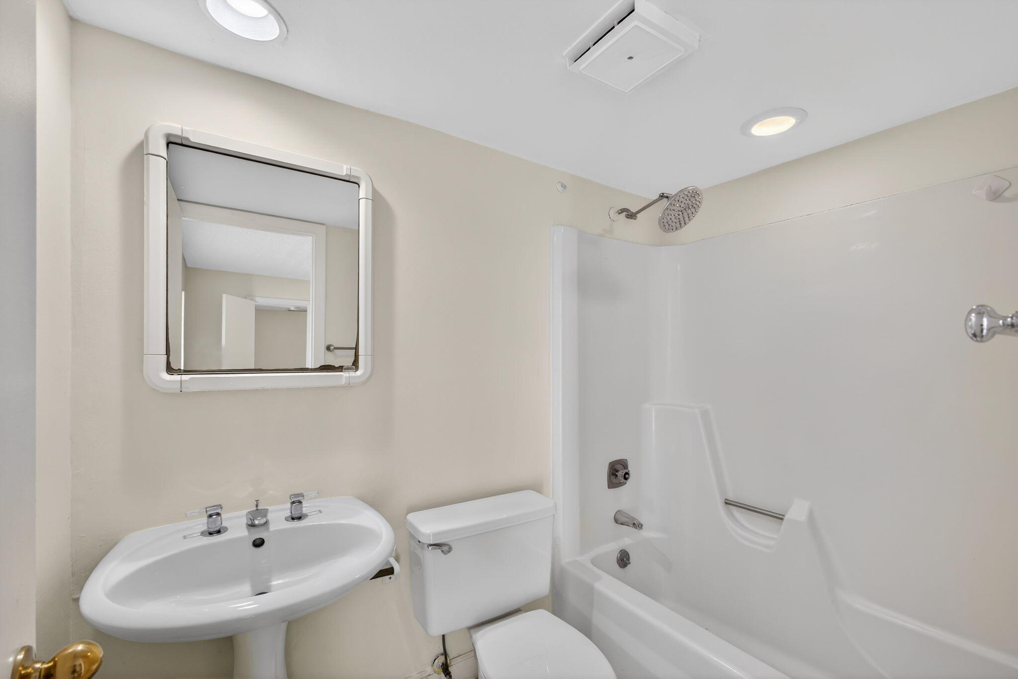 825 Center Street, Unit 9A Jupiter, FL 33458 - Photo 31 of 52 a bathroom with a sink toilet and a bathtub