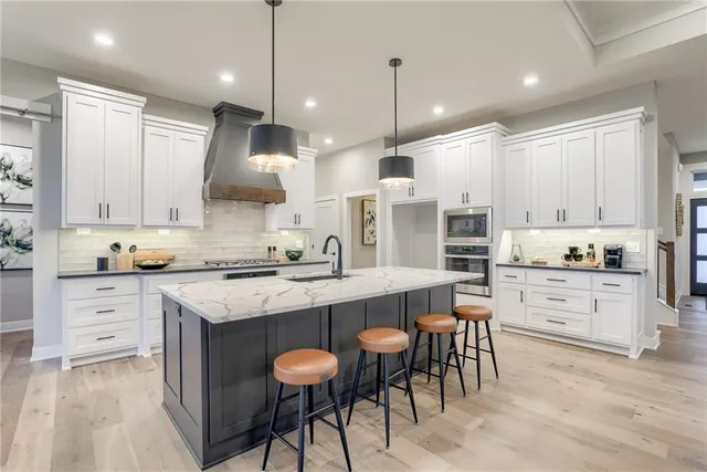 $877,565 | 11475 South Roundtree Street, Olathe, KS 66061