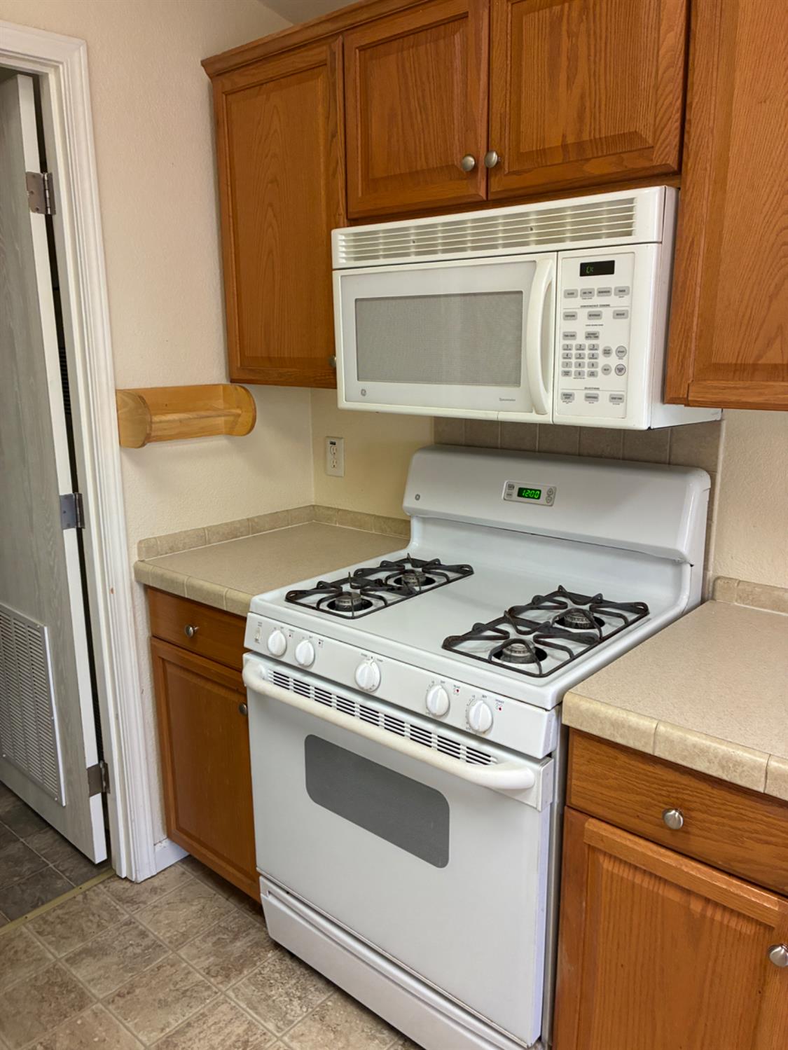 1155 Pease Road, Unit 408 Yuba City, CA 95991 - Photo 11 of 45 a stove top oven sitting inside of a kitchen