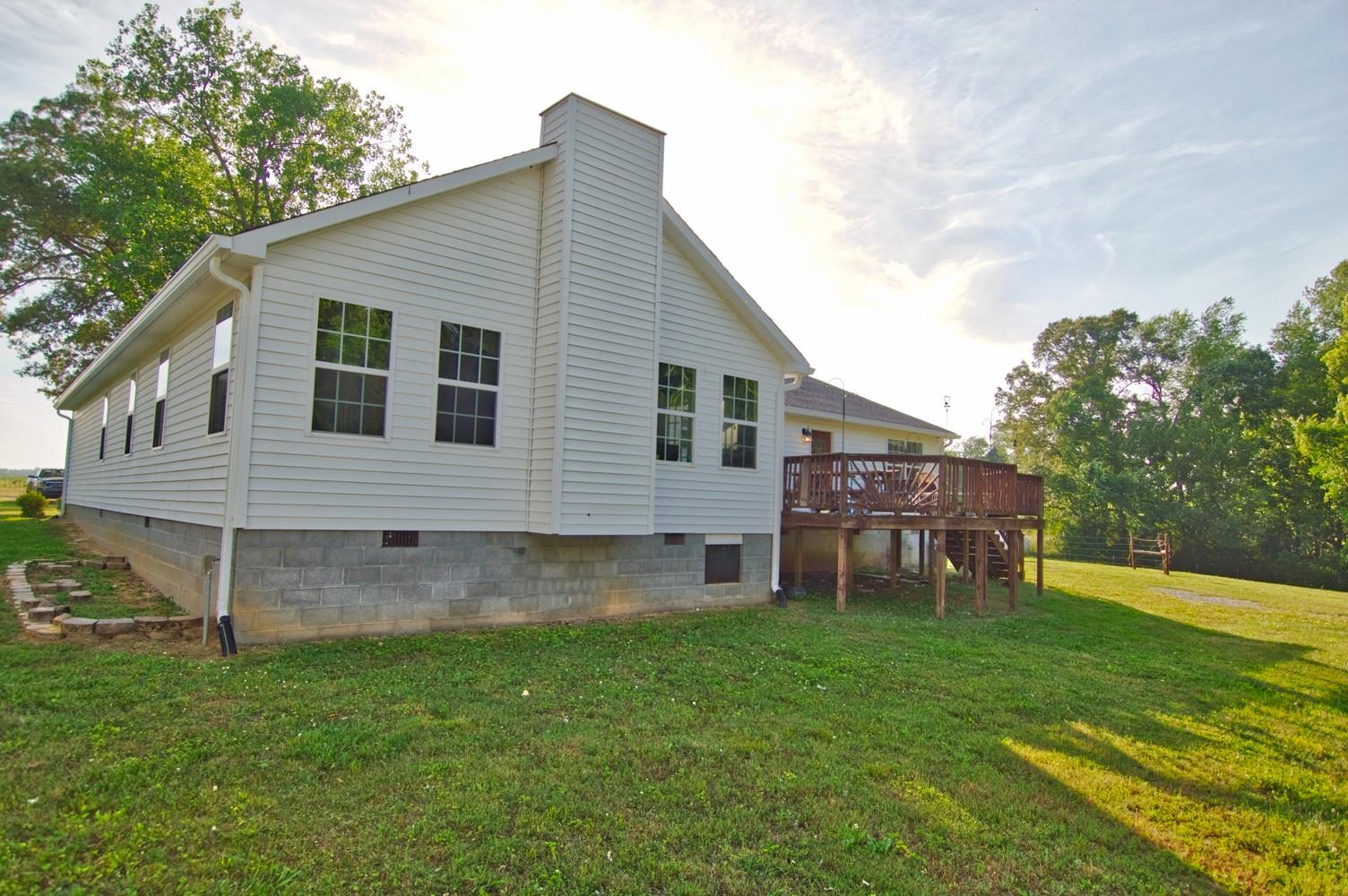 986 McClain Road Morrison, TN 37357 - Photo 2 of 19 a view of a house with a yard and a large tree