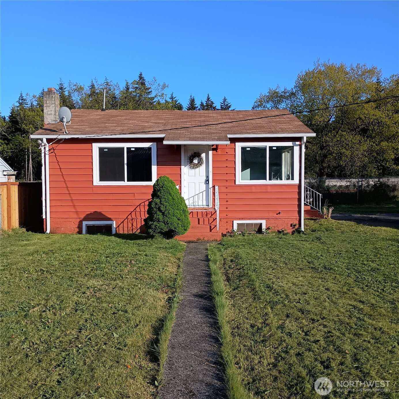 14607 Union Avenue Southwest Lakewood, WA 98498 - Photo 31 of 40 a front view of a house with garden