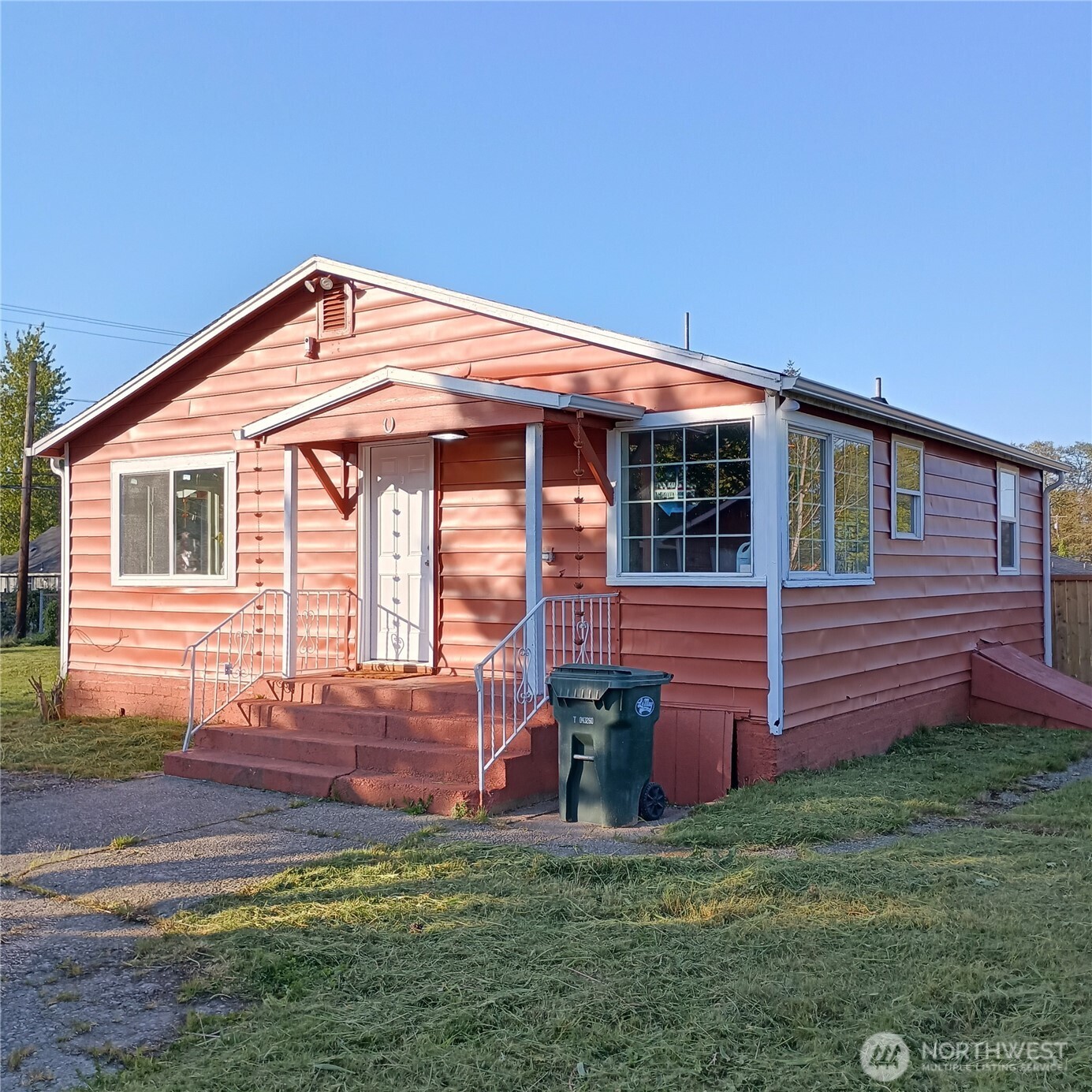 14607 Union Avenue Southwest Lakewood, WA 98498 - Photo 4 of 40 a front view of a house with a yard