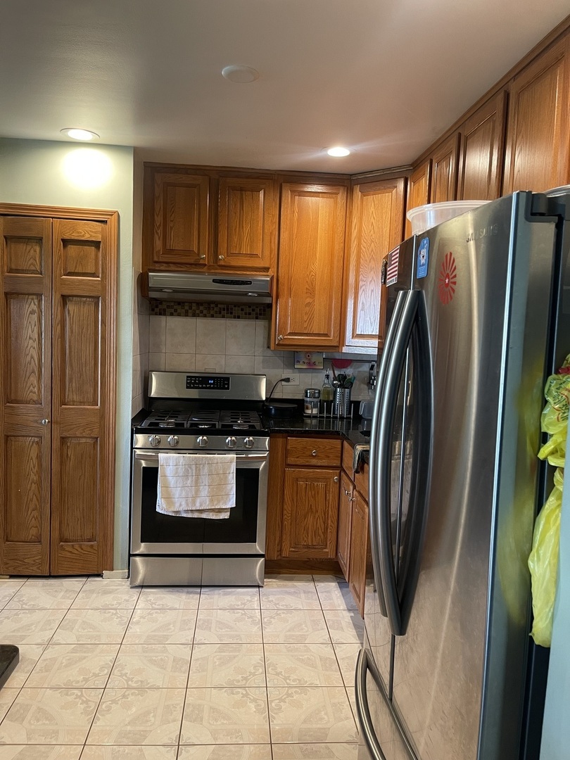 2500 Bayside Drive, Unit 3 Palatine, IL 60074 - Photo 3 of 6 a kitchen with stainless steel appliances granite countertop a refrigerator a stove and a sink
