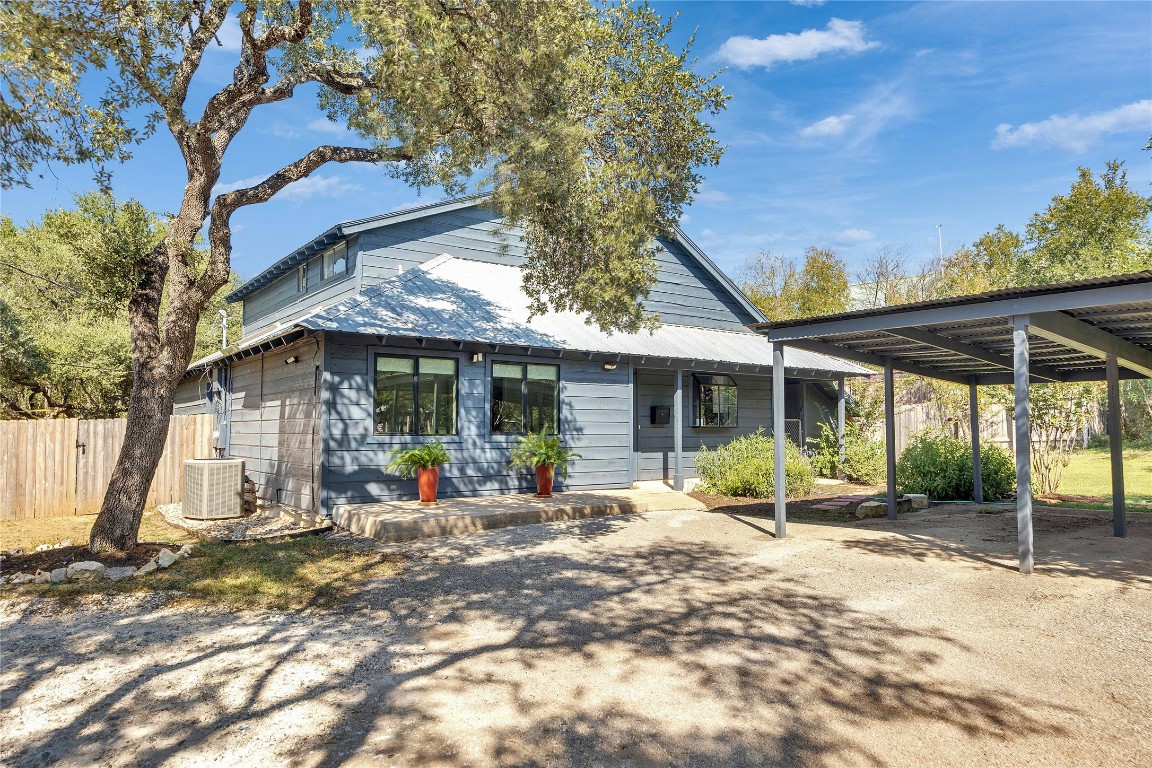 a view of a house with backyard