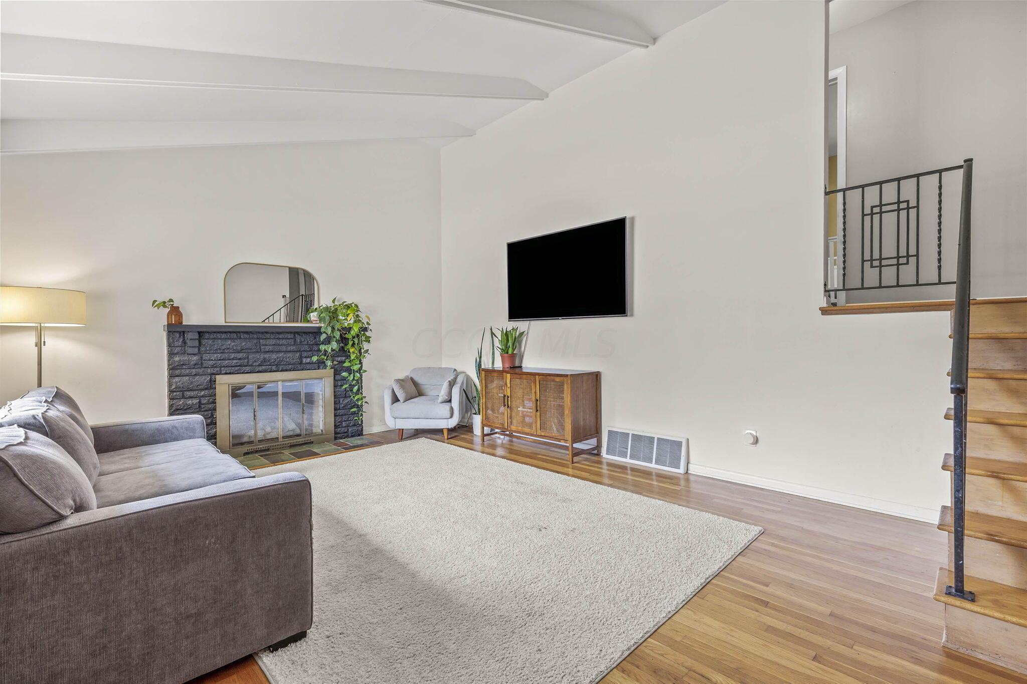 25-web-or-mls-906FarnhamRoad_Hommati102