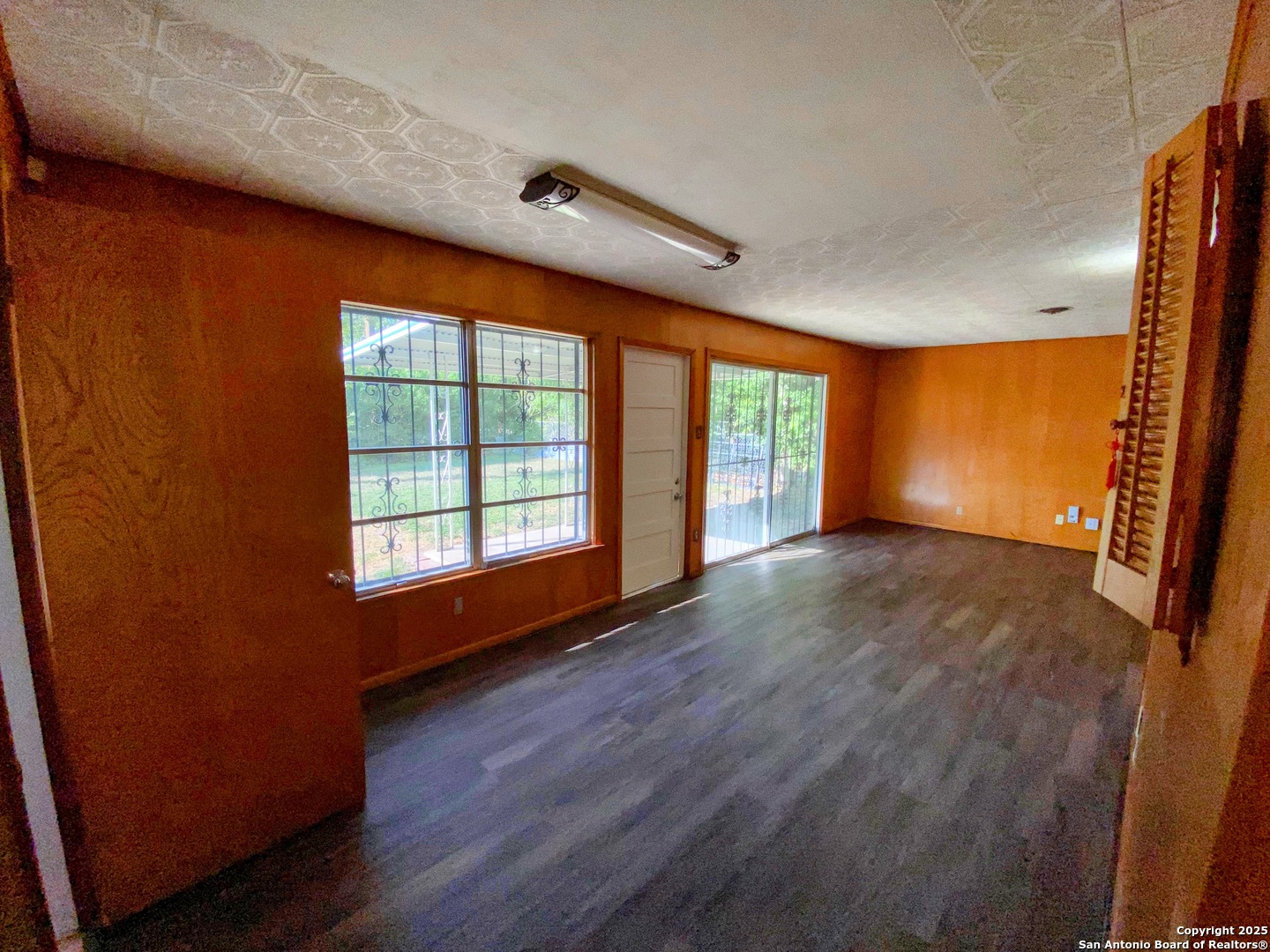 618 East Rector Street San Antonio, TX 78216 - Photo 16 of 24 an empty room with wooden floor and windows