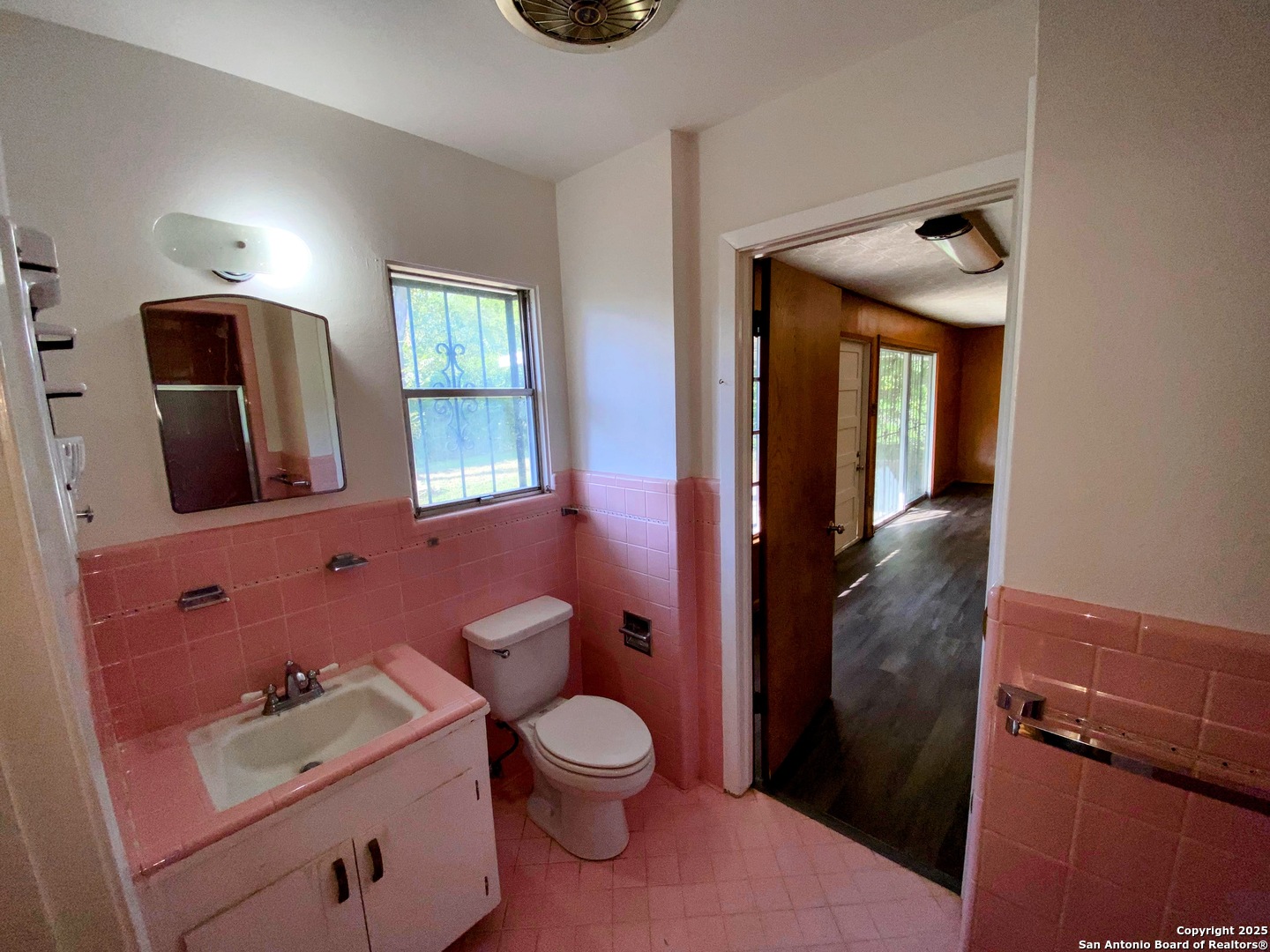 618 East Rector Street San Antonio, TX 78216 - Photo 18 of 24 a bathroom with a toilet sink and mirror