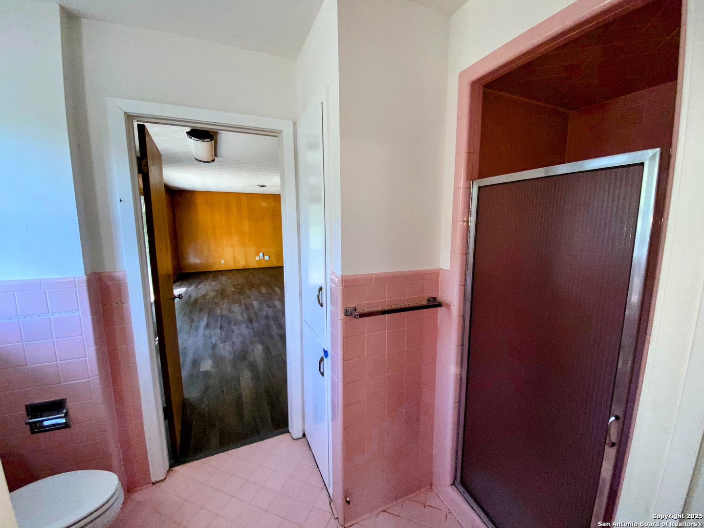618 East Rector Street San Antonio, TX 78216 - Photo 19 of 24 a bathroom with a toilet and a sink