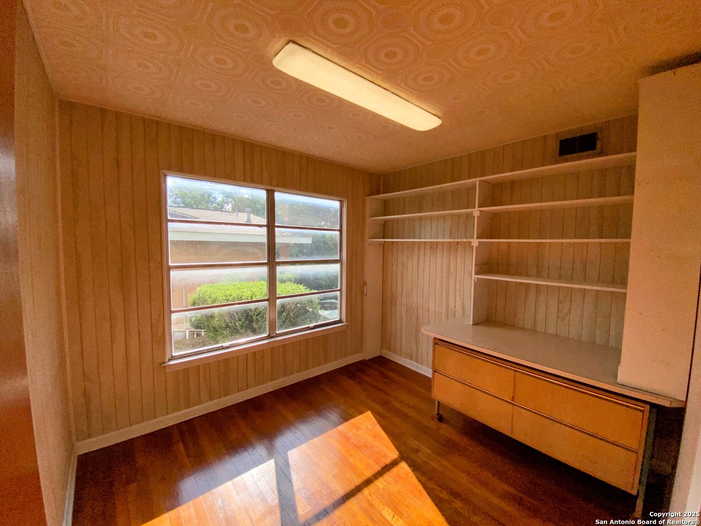 618 East Rector Street San Antonio, TX 78216 - Photo 20 of 24 a room with furniture and a window