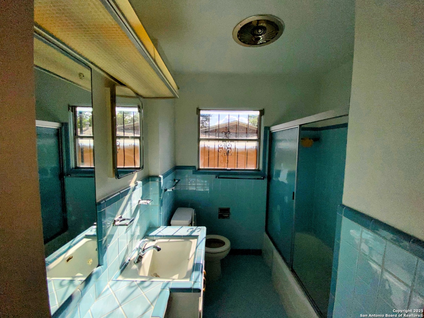 618 East Rector Street San Antonio, TX 78216 - Photo 21 of 24 a bathroom with a sink mirror vanity and toilet