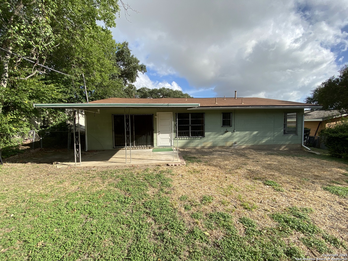 618 East Rector Street San Antonio, TX 78216 - Photo 4 of 24 a view of a house with floor to ceiling windows and a basket ball poll