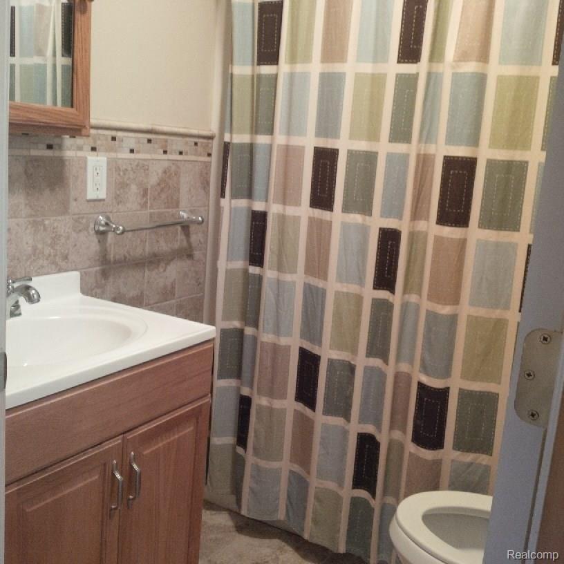 3269 Grant Road Rochester, MI 48309 - Photo 6 of 11 bath.jpg