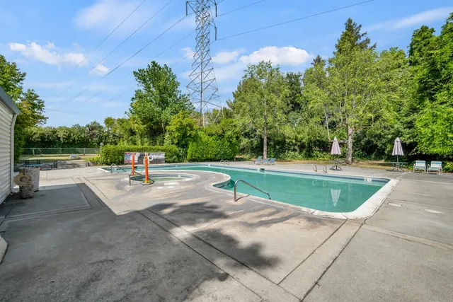 a view of a back yard