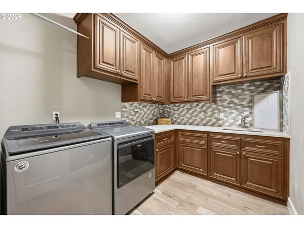 $2,500,000 | 94877 Toftdahl Road, Junction City, OR 97448
