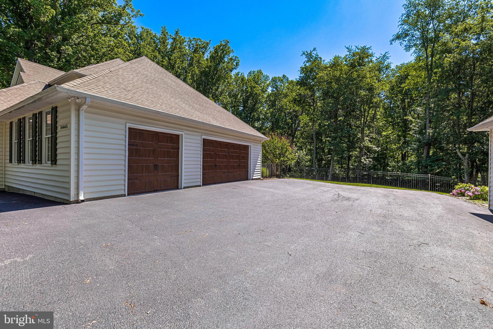 16665 Hereford Road Monkton, MD 21111 - Photo 5 of 55 3 car attached garage