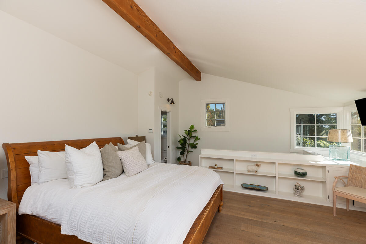 420 Seaview Road Montecito, CA 93108 - Photo 14 of 26 a spacious bedroom with a bed and a window