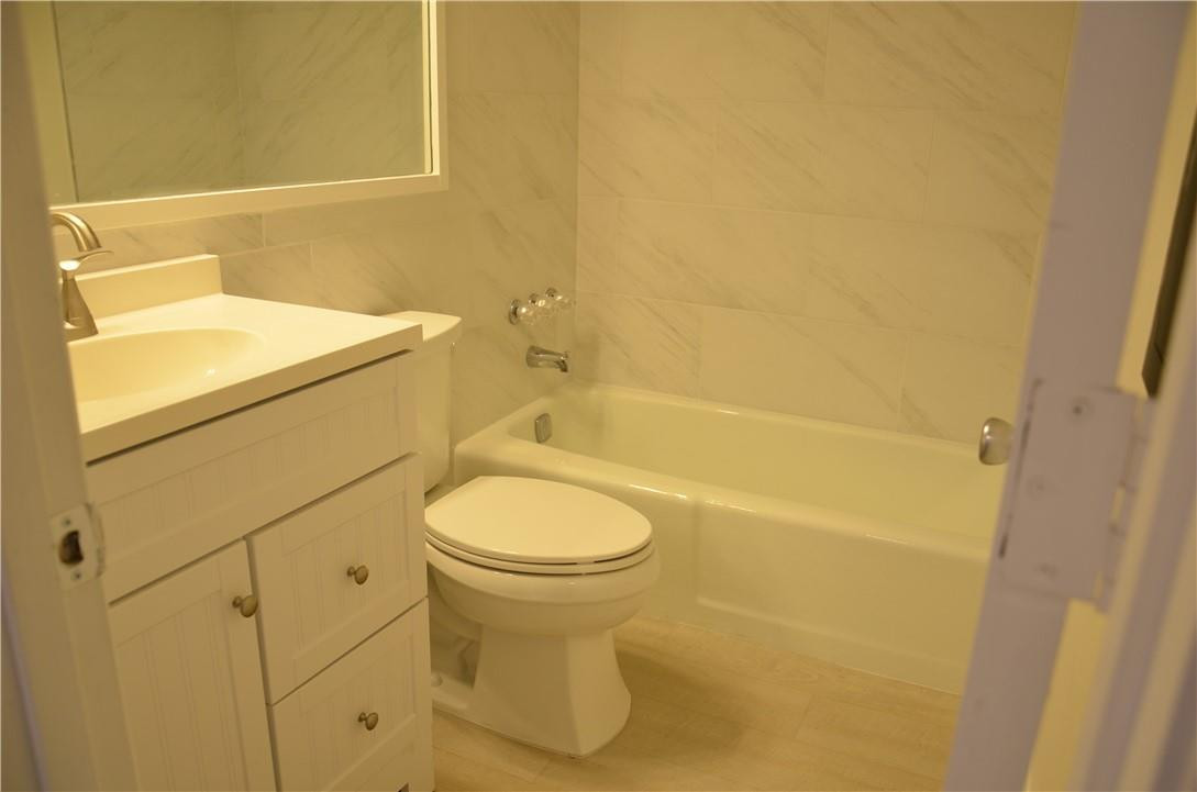 259 South Cypress Road, Unit 546 Pompano Beach, FL 33060 - Photo 20 of 29 Guest Bathroom