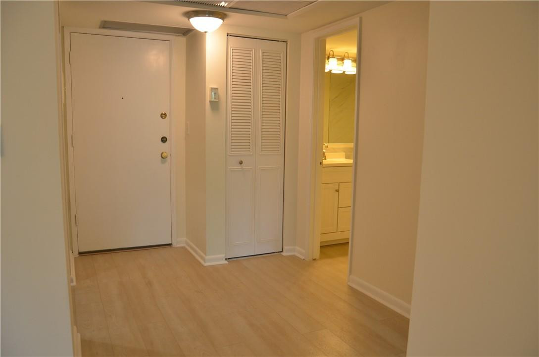 259 South Cypress Road, Unit 546 Pompano Beach, FL 33060 - Photo 5 of 29 Entry Foyer