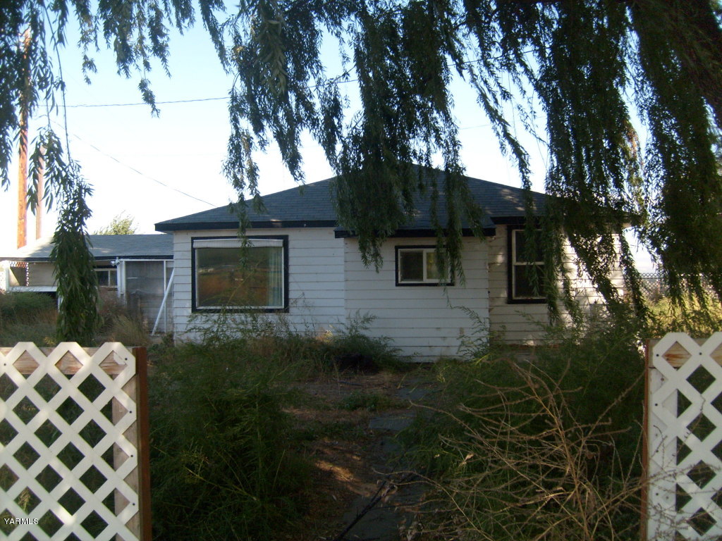 1203 Northbank Road Outlook, WA 98938 - Photo 1 of 6 a backyard of a house with lots of green space
