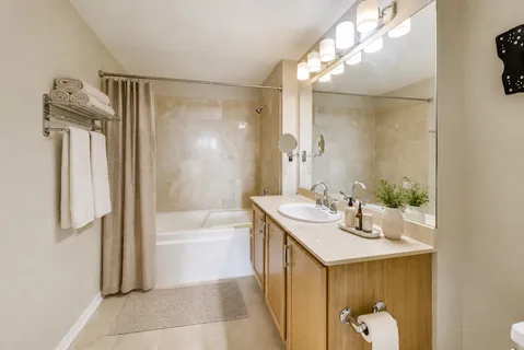 $389,900 | 210 South Desplaines Street, Unit 907, Chicago, IL 60661