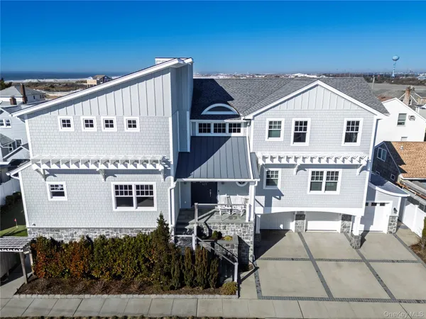 a view of house with entertaining space in front of it