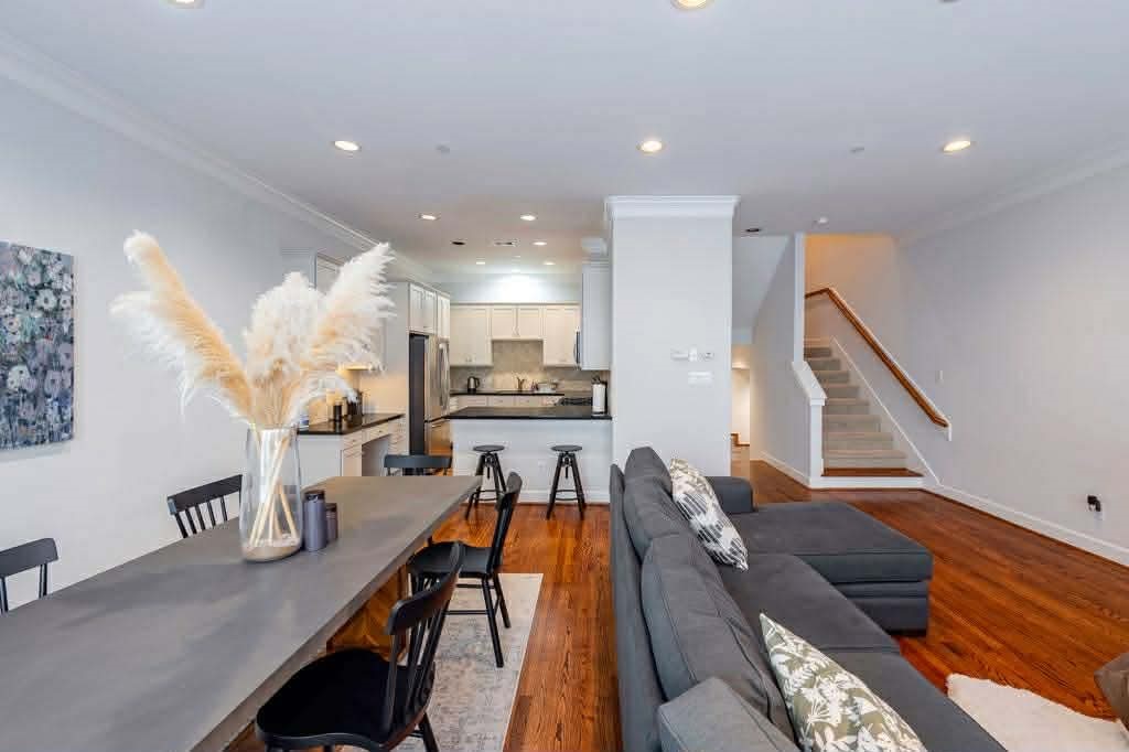 2210 Mid Lane, Unit 107 Houston, TX 77027 - Photo 3 of 15 a living room with furniture and kitchen view