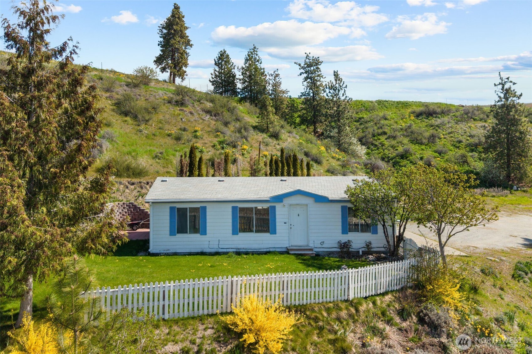 a view of a house with a yard
