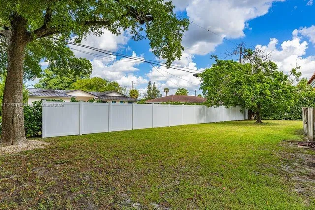 a view of a yard with an tree
