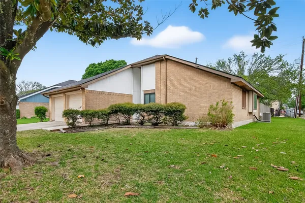 $1,950 | 319 Richvale Lane, Houston, TX 77598