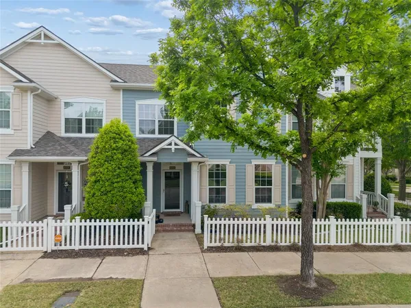 $409,900 | 6204 Crescent Street, North Richland Hills, TX 76180