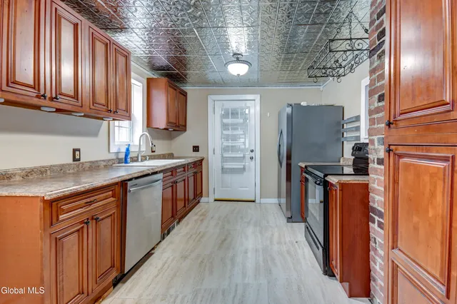 $249,999 | 61 Fort Johnson Avenue, Fort Johnson, NY 12070