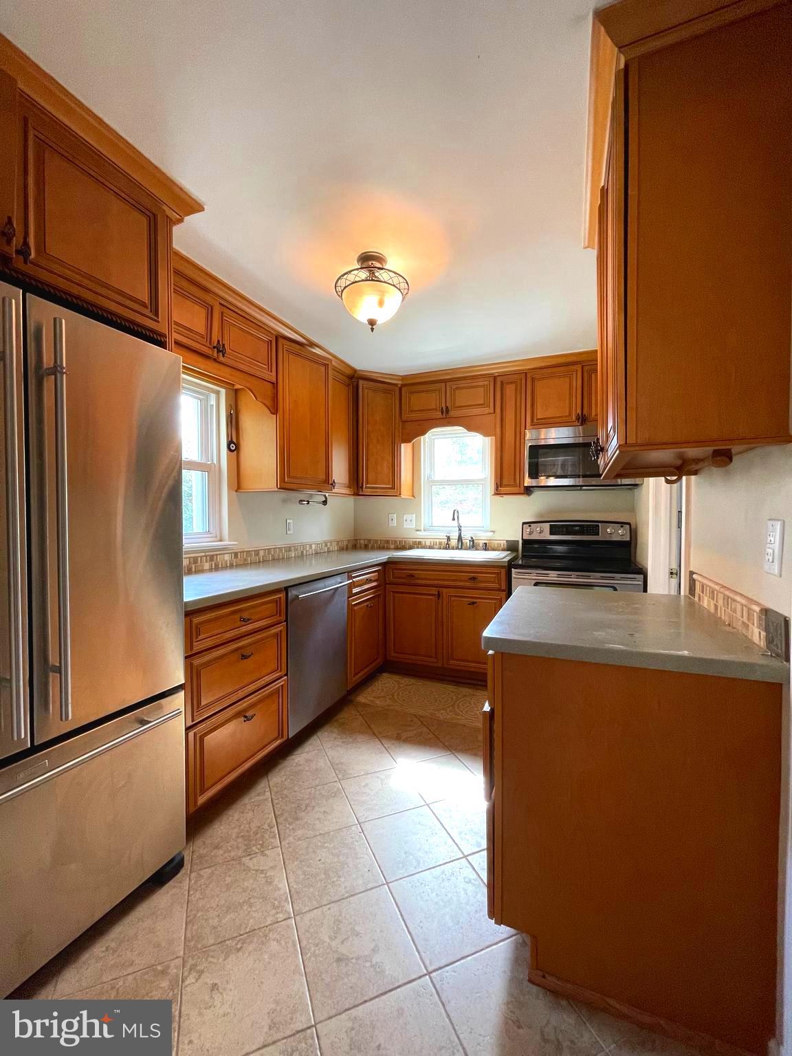 7007 Grove Road Alexandria, VA 22306 - Photo 5 of 15 Kitchen with SS appliances