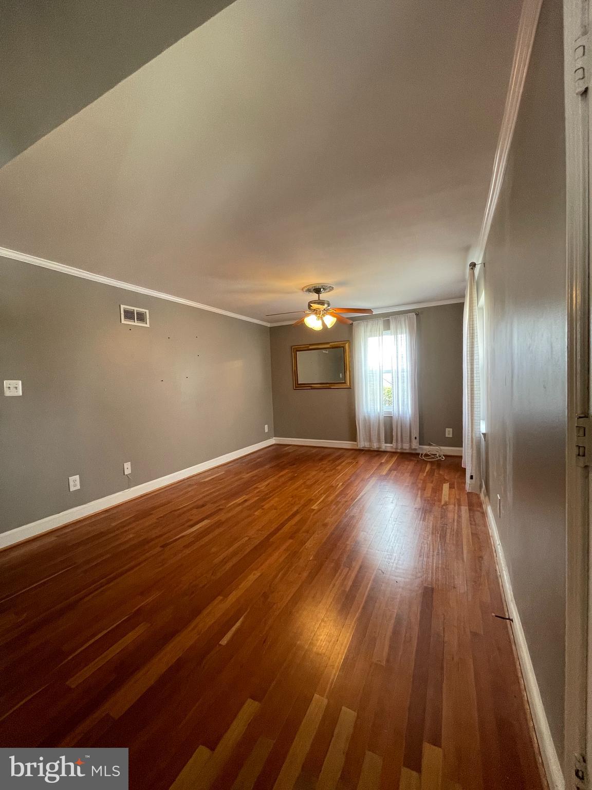7007 Grove Road Alexandria, VA 22306 - Photo 8 of 15 Living Room