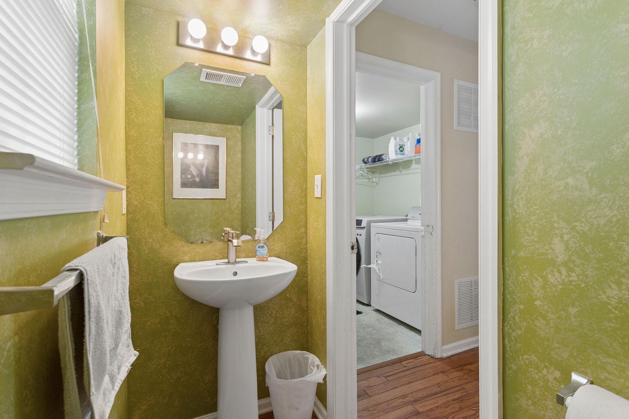 18 Hemingway Lane Columbus, NJ 08022 - Photo 8 of 27 Half bath - main level