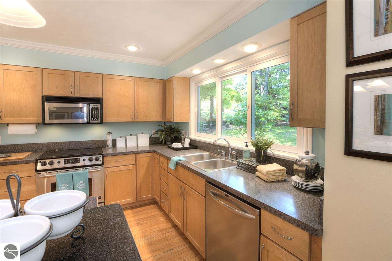 618 Bloomfield Road Traverse City, MI 49686 - Photo 14 of 32 1776517-13.JPG