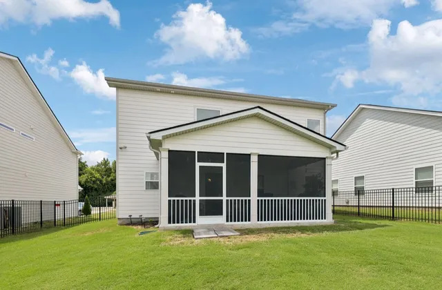 a view of a house with backyard