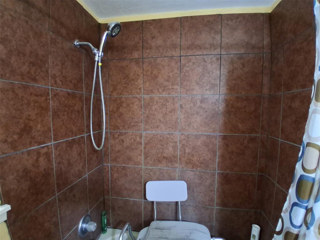 407 North Files Street Itasca, TX 76055 - Photo 12 of 30 Full bathroom with shower / tub combo