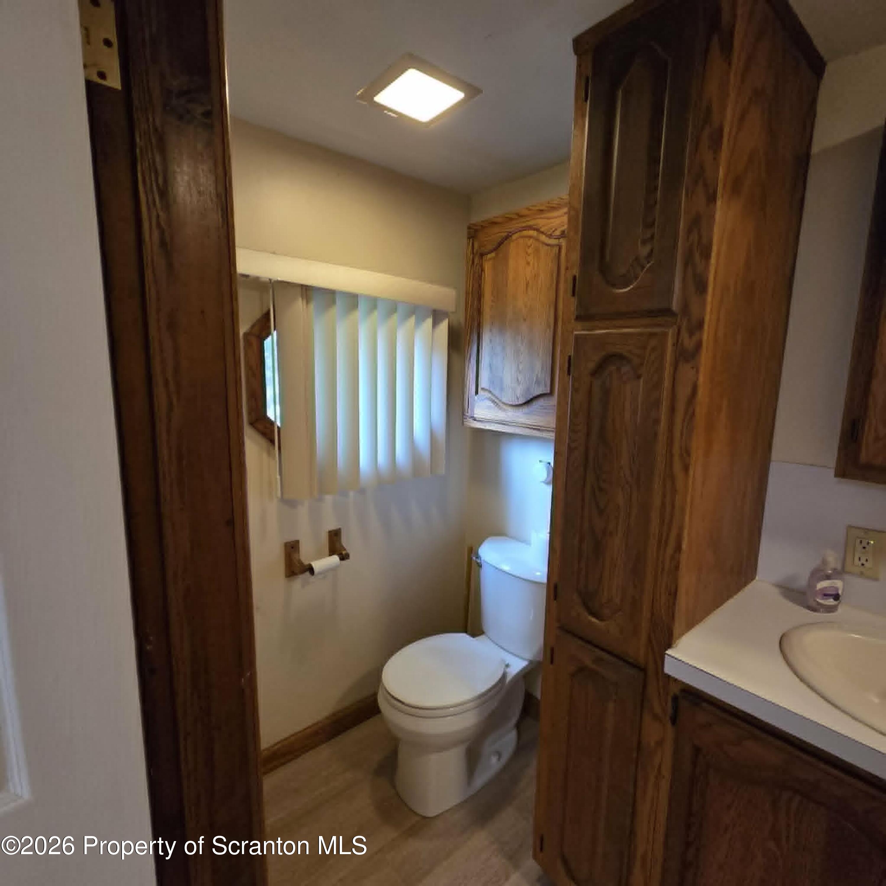 140 East Grove Street Taylor, PA 18517 - Photo 15 of 16 Full Bathroom