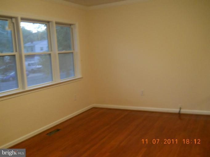 15105 Alaska Road Woodbridge, VA 22191 - Photo 8 of 30 Living Room