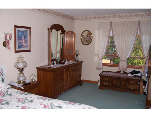 29 Vann Street Springfield, MA 01119 - Photo 12 of 13 a living room with furniture and a mirror