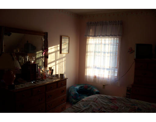 29 Vann Street Springfield, MA 01119 - Photo 10 of 13 a room that has a window in it