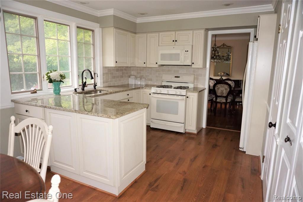1102 Hackberry Circle Rochester Hills, MI 48309 - Photo 8 of 35