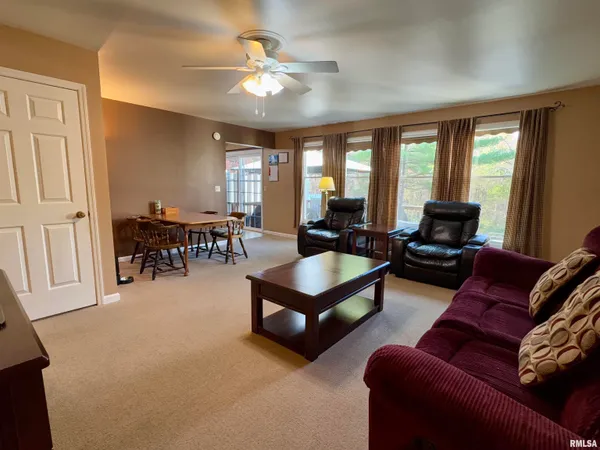 $124,900 | 130 Arlington Drive, Macomb, IL 61455