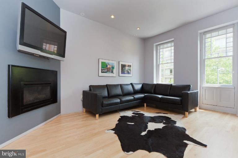 2017 Q Street Northwest Washington, DC 20009 - Photo 3 of 30 Family Room