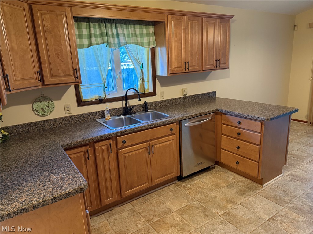 2174 Rockefeller Road Wickliffe, OH 44092 - Photo 4 of 36