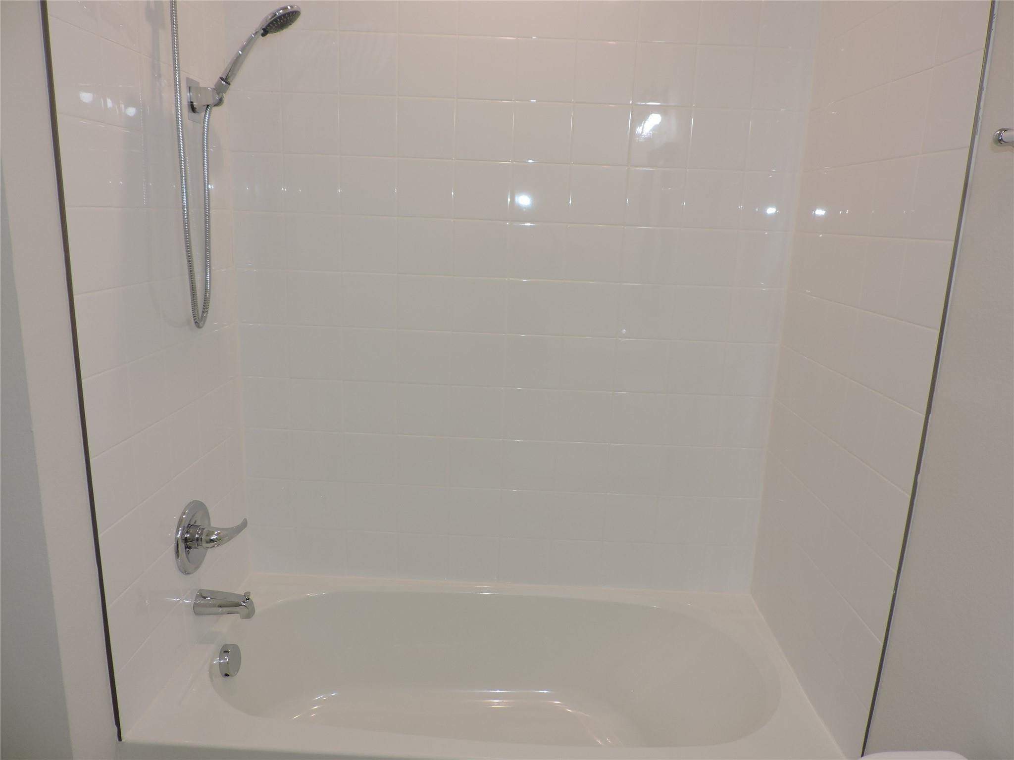 836 Persimmon Place Fort Pierce, FL 34981 - Photo 44 of 78 GUEST BATHROOM WITH TUB/SHOWER COMBO